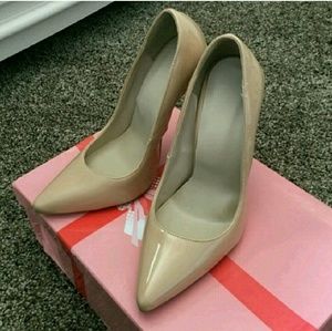Red sole nude heels sz 5